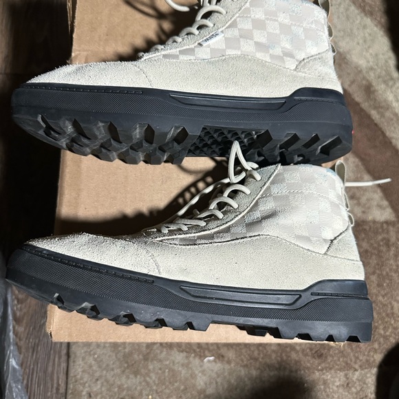 Vans Cream Sneakers Sleek Design Everyday Comfort - Picture 7 of 12